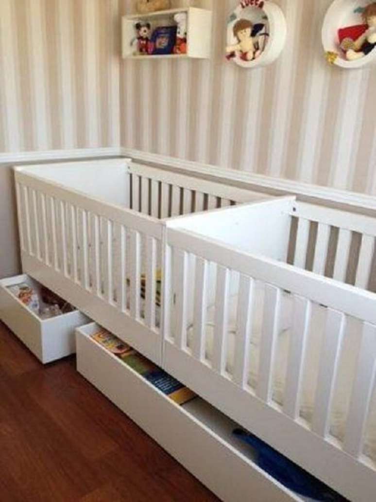 53. Quarto para gêmeos com berço com gaveta. Fonte: Solo Infantil