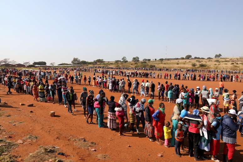 Pessoas fazem fila para receber alimento em meio à pandemia de Covid-19 em Laudium, no subúrbio de Pretoria, na África do Sul
20/05/2020 REUTERS/Siphiwe Sibeko