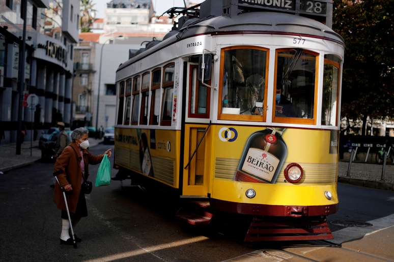 Mulher usando máscara de proteção fala com condutor de bonde em Lisboa., Portugal. 31/10/2020.  REUTERS/Rafael Marchante