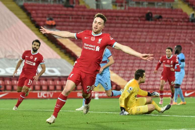 Jota é um dos principais destaques da atual temporada do Liverpool (Foto: PETER POWELL / POOL / AFP)