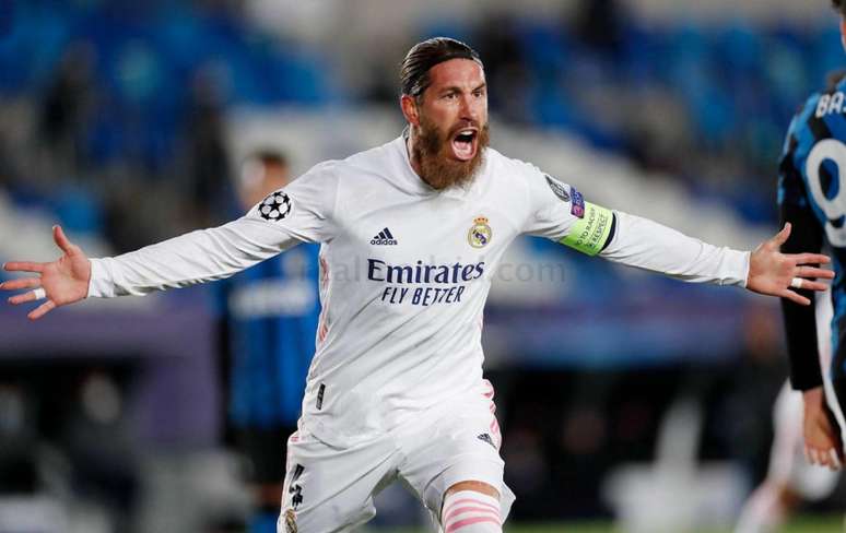 Sergio Ramos motiva o elenco do Real Madrid nesta quinta-feira (Foto: Antonio Villalba / Real Madrid)