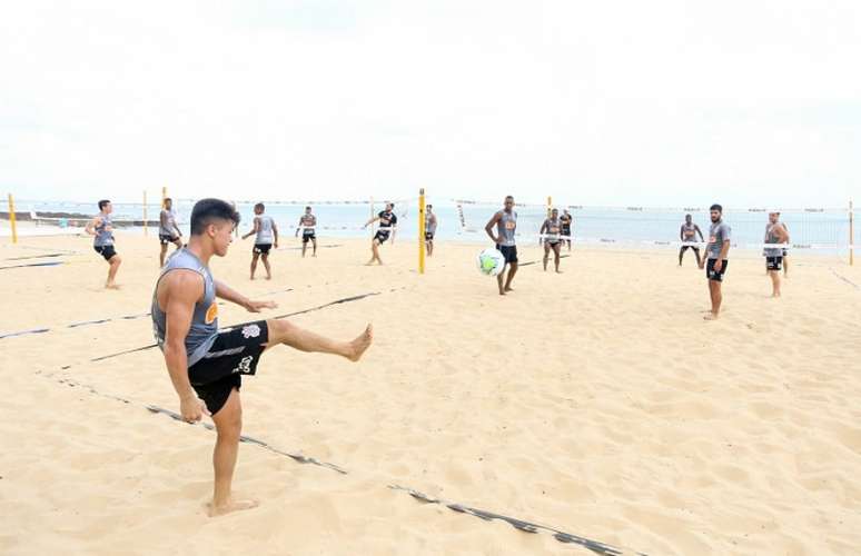 Roni jogou futevôlei pela primeira vez durante atividade do Corinthians na praia (Foto: Rodrigo Coca/Ag. Corinthians)