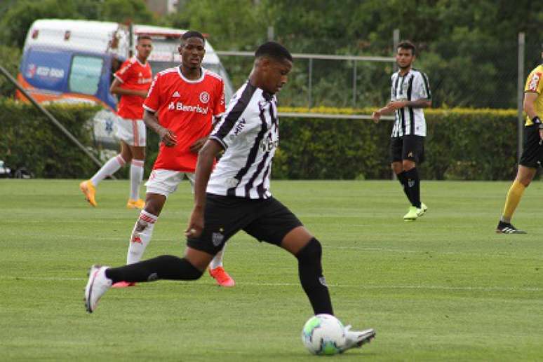 O sub-20 do Galo conseguiu um grande resultado fora de casa e assumiu a liderança da competição de base-(Jota Finkler/ Internacional/ SCI)