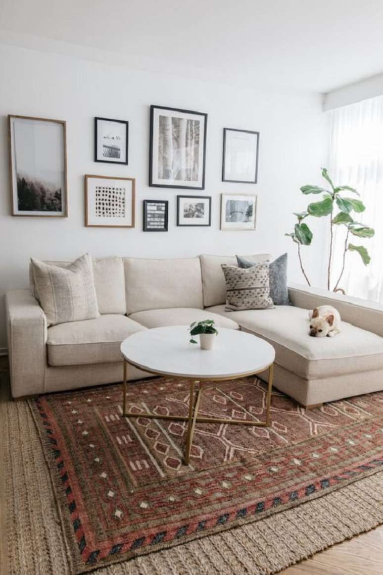 38. Aproveite o espa&ccedil;o no meio do sof&aacute; ba&uacute; para incluir uma mesa de centro. Fonte: Pinterest