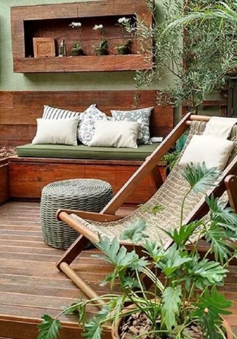 19. As almofadas trazem conforto acima do sof&aacute; ba&uacute; para varanda. Fonte: Pinterest