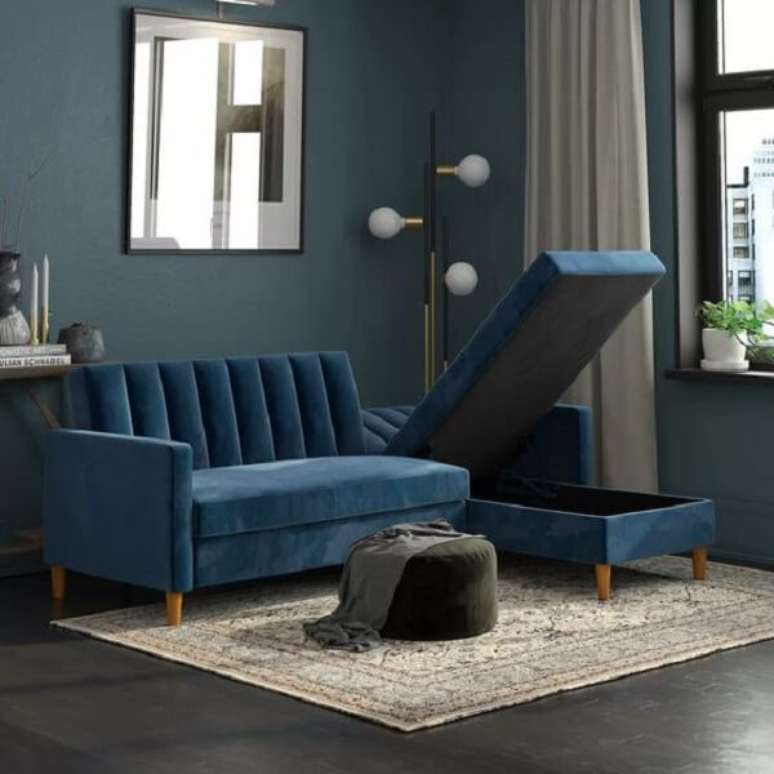 27. Cor e sofisticação com esse sofá baú azul. Fonte: Pinterest