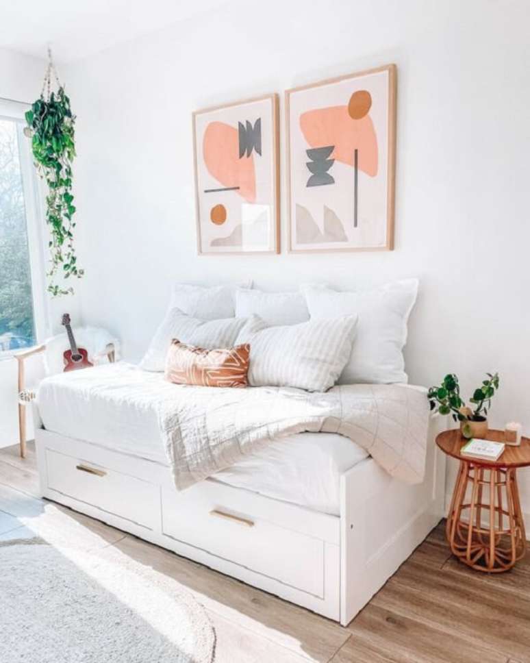 14. Decoração clean com sofá cama com baú branco. Fonte: Pinterest