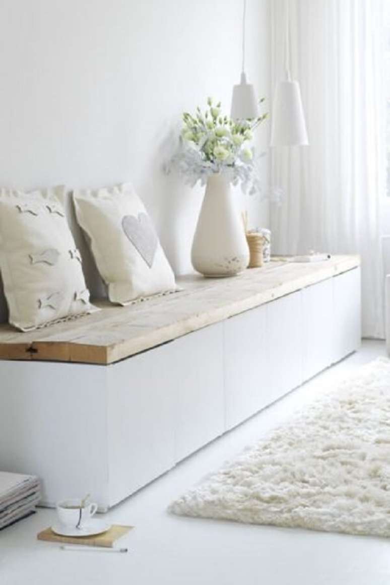 45. Decora&ccedil;&atilde;o clean e minimalista com sof&aacute; ba&uacute;. Fonte: Reciclar e Decorar