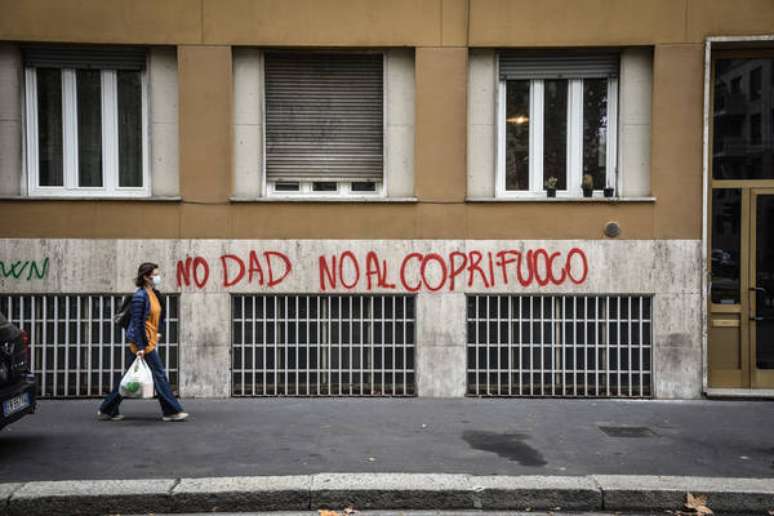 Pichação contra didática a distância e toque de recolher em Milão, norte da Itália