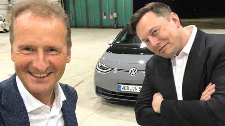 Diess (Volkswagen) e Musk (Tesla) depois que o americano dirigiu o VW ID.3.