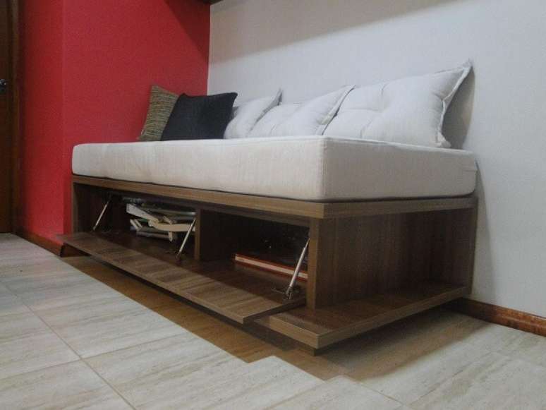 18. Guarde objetos e acess&oacute;rios no sof&aacute; cama com ba&uacute;. Fonte: MA Arquitetura