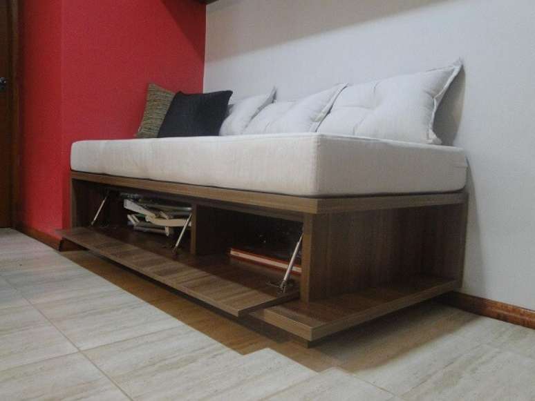 18. Guarde objetos e acessórios no sofá cama com baú. Fonte: MA Arquitetura