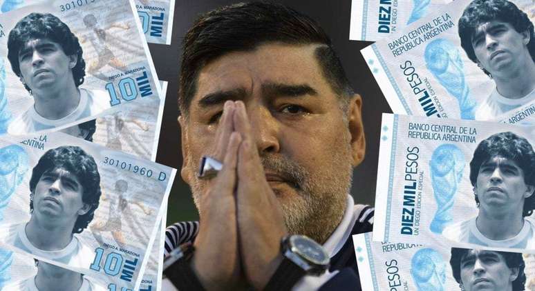 Maradona com a nota de 10 mil pesos (equivalente a R$ 640) proposta por fãs: a dor do luto ofuscada pelas disputas em família