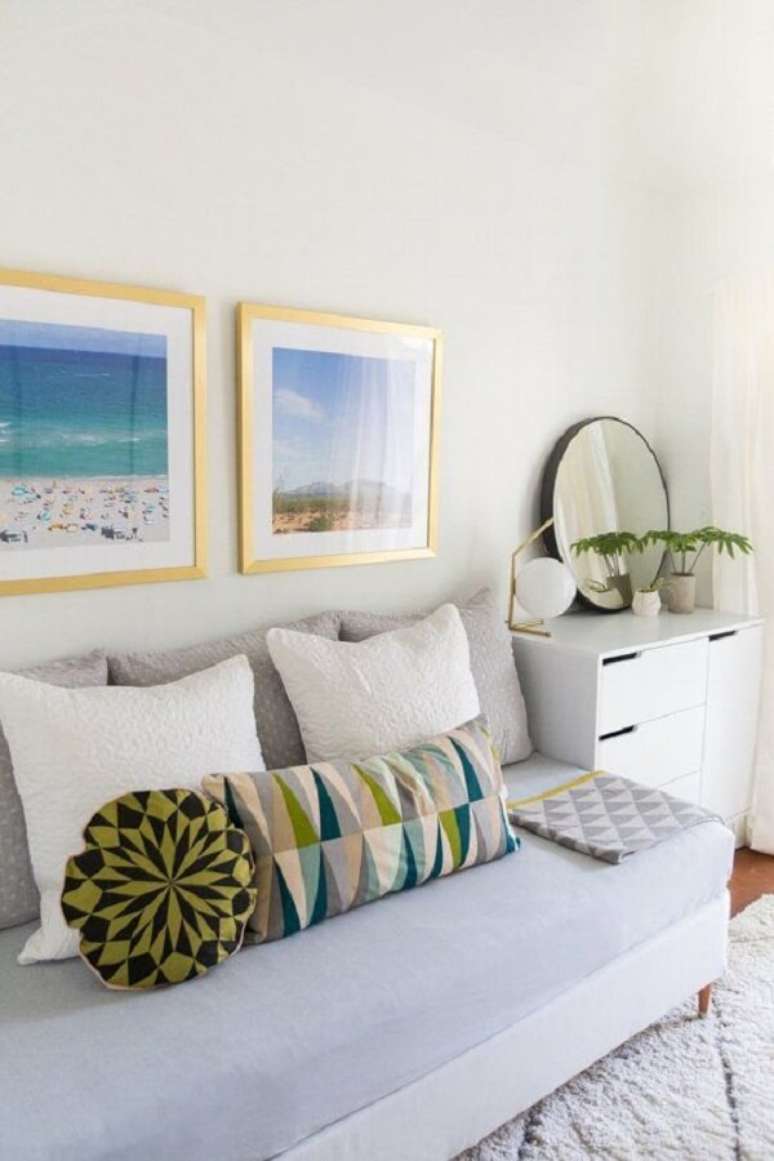 11. Modelo de de sof&aacute; ba&uacute; para quarto em tom neutro. Fonte: Pinterest