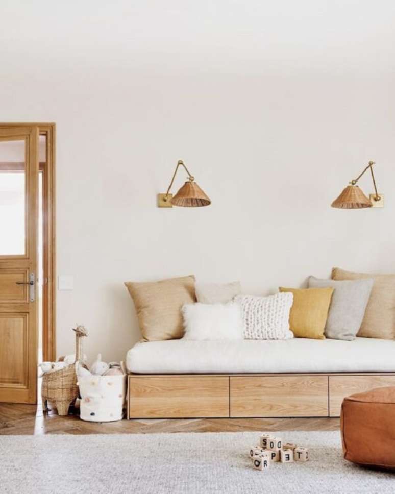 44. O acabamento em madeira do sofá baú traz um toque especial para a decoração. Fonte: Pinterest