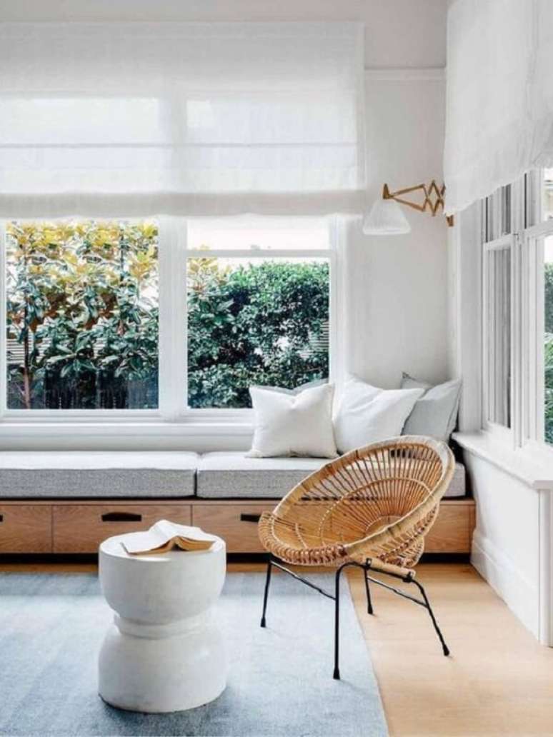 43. O sofá baú de madeira posicionado próxima à janela recebe muito luz natural. Fonte: Casa Vogue