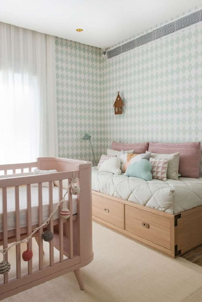 6. O sofá baú para quarto de bebê serve como cama auxiliar. Fonte: Pinterest
