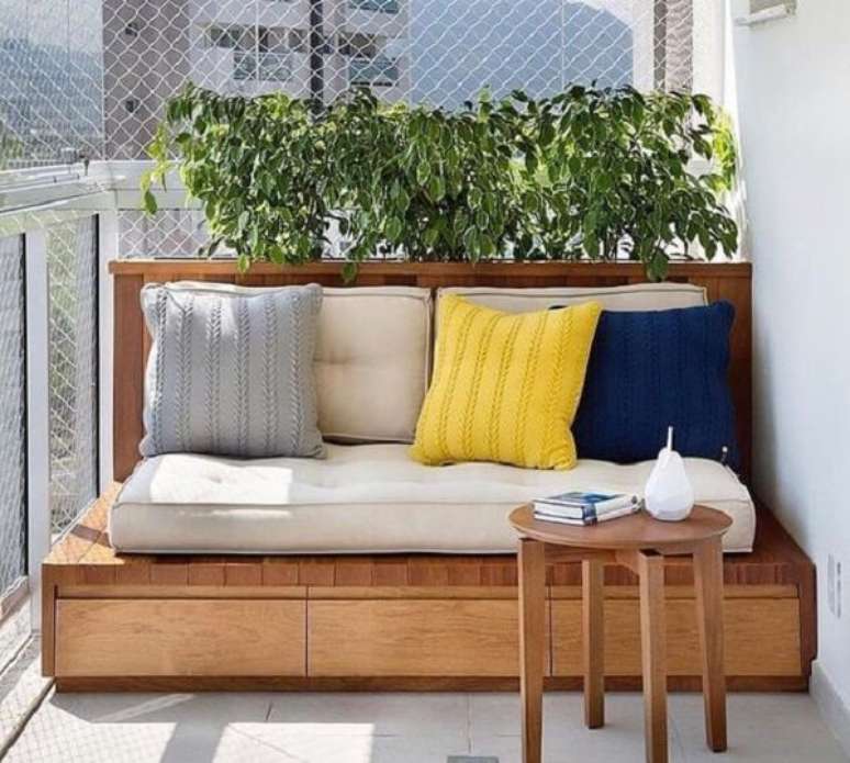 24. O sofá baú para varanda traz conforto aos moradores. Fonte: Dicas de Mulher