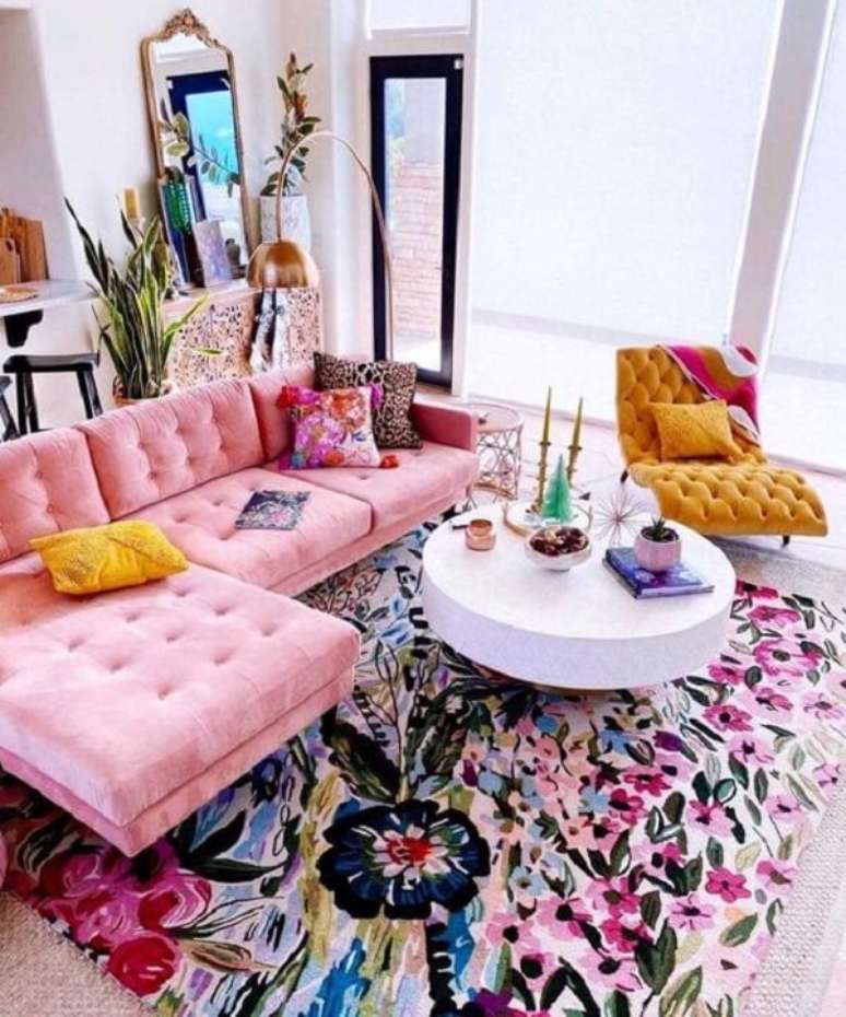 32. O sof&aacute; ba&uacute; pode ser encontrado nas vers&otilde;es coloridas. Fonte: Pinterest