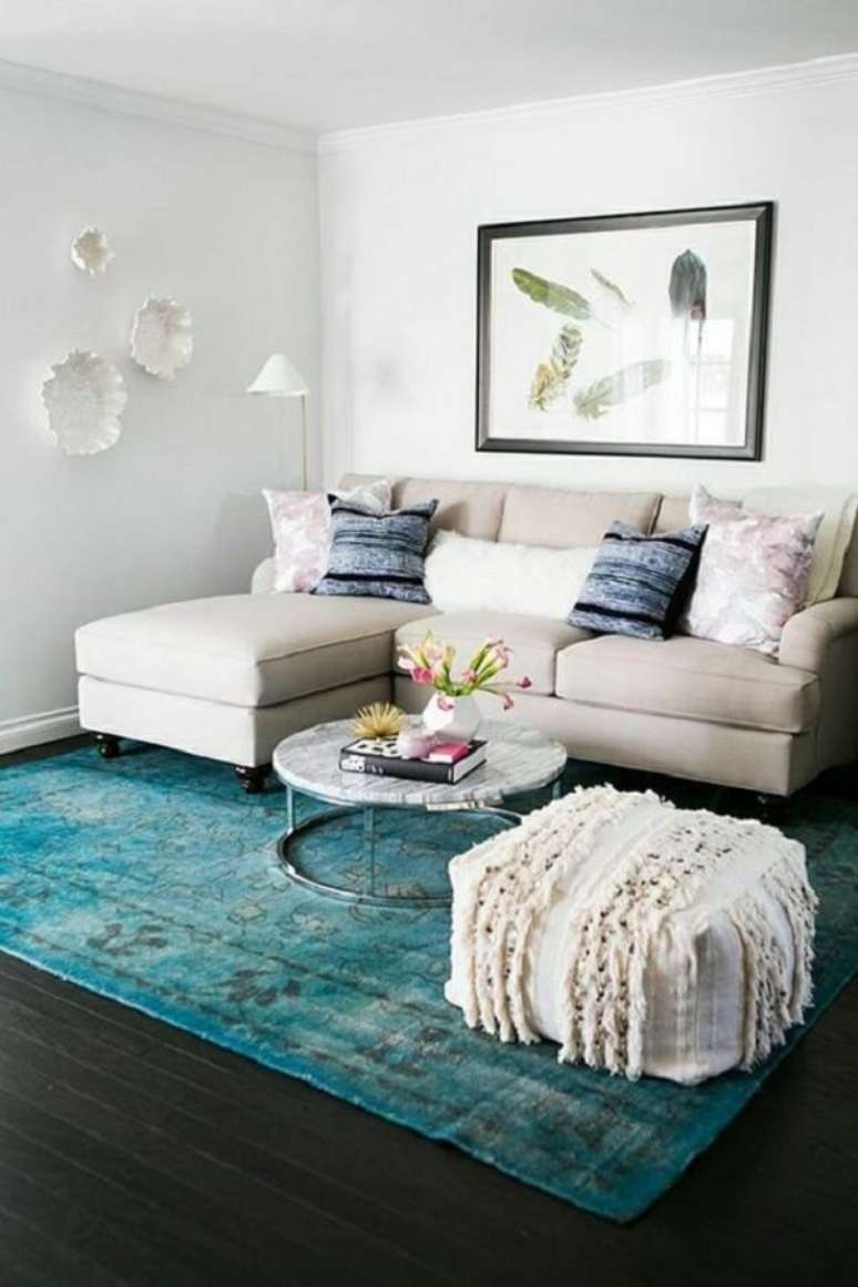34. Para otimizar o espaço procure posicionar o chaise do sofá baú próxima a parede. Fonte: Pinterest