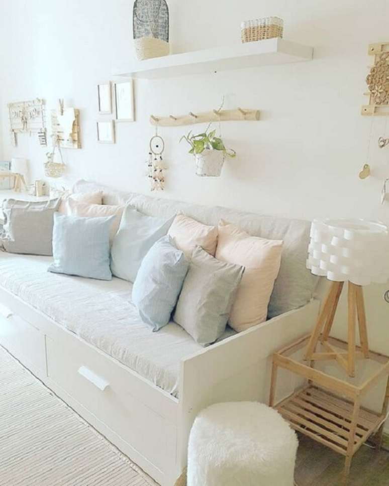 5. Sofá baú para quarto infantil com acabamento branco. Fonte: Pinterest