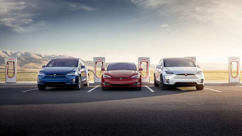 Linha de carros elétricos da Tesla: empresa visionária tem o maior valor de mercado do mundo.