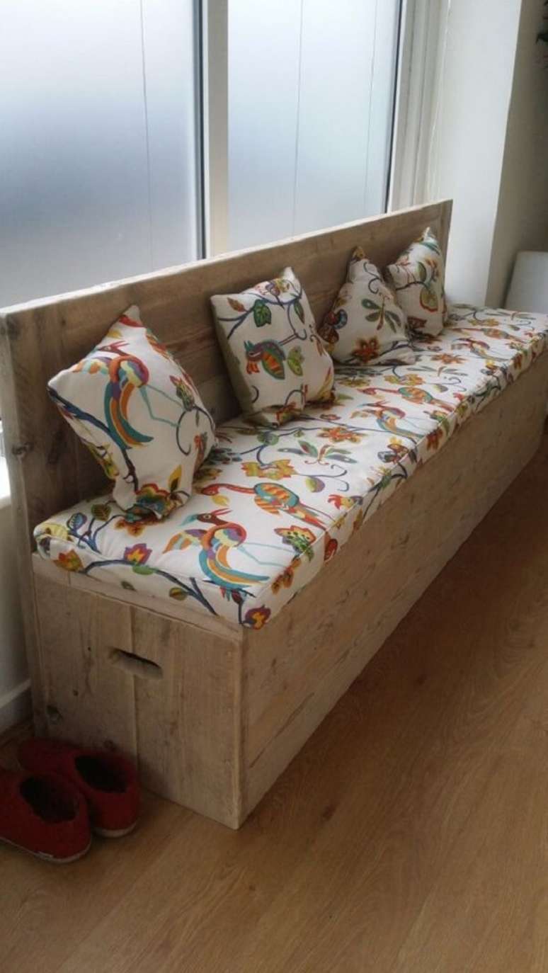36. Utens&iacute;lios de casa podem ser guardados no sof&aacute; ba&uacute; para varanda. Fonte: Etsy