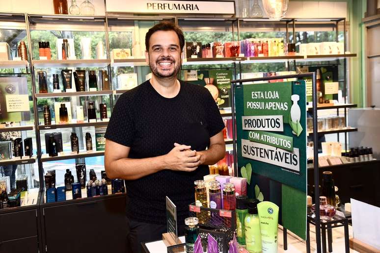 Gustavo Fruges, diretor de comunica&ccedil;&atilde;o de O Botic&aacute;rio, em inaugura&ccedil;&atilde;o da loja pop up no Parque Ibirapuera, em S&atilde;o Paulo