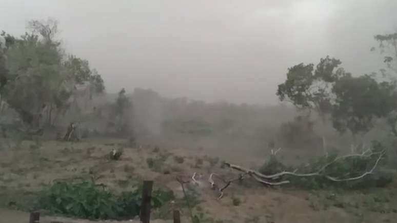 Imagem registrada por moradora de comunidade ribeirinha no último fim de semana mostra tempestade de cinzas se aproximando