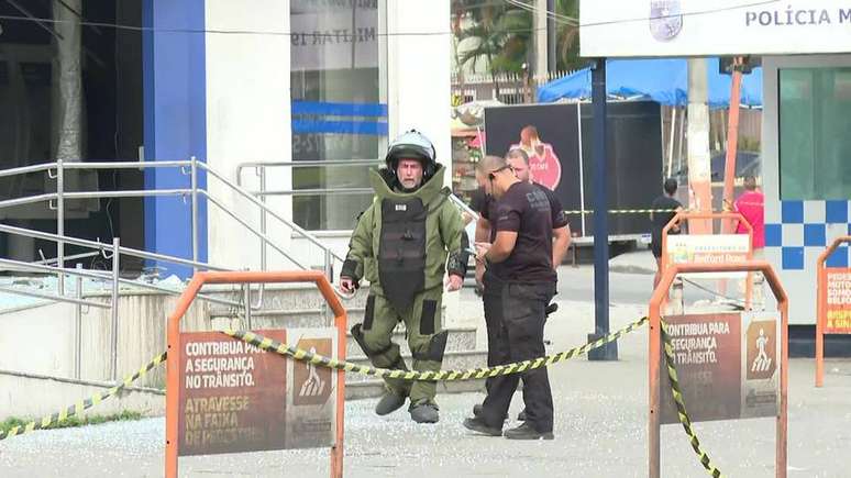 Bandidos explodiram e roubaram uma agência da Caixa Econômica Federal em Belford Roxo