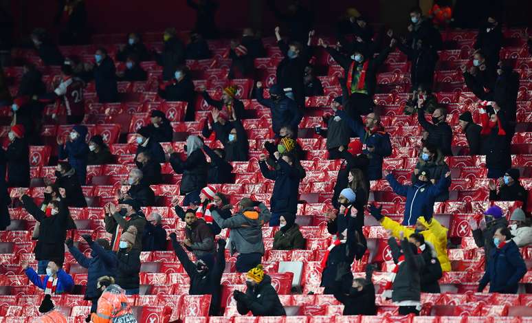 Torcedores ao Arsenal voltam ao Emirates Stadium, em Londres
03/12/2020
REUTERS/Dylan Martinez