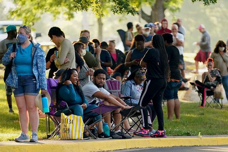 Centenas de pessoas fazem fila do lado de fora do Kentucky Career Center, mais de duas horas antes de sua abertura, para dar entrada em pedidos de seguro-desemprego, em Frankfort, Kentucky, EUA, 18 de junho de 2020. REUTERS/Bryan Woolston