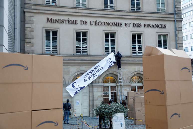 Protesto de ativistas em Paris, França.
04/12/2020
REUTERS/Charles Platiau