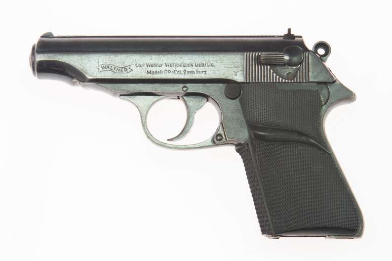 Pistola semiautomática Walther PP usada por Sean Connery em "Dr. No"
Cortesia de Julien's Auction/Divulgação via Reuters