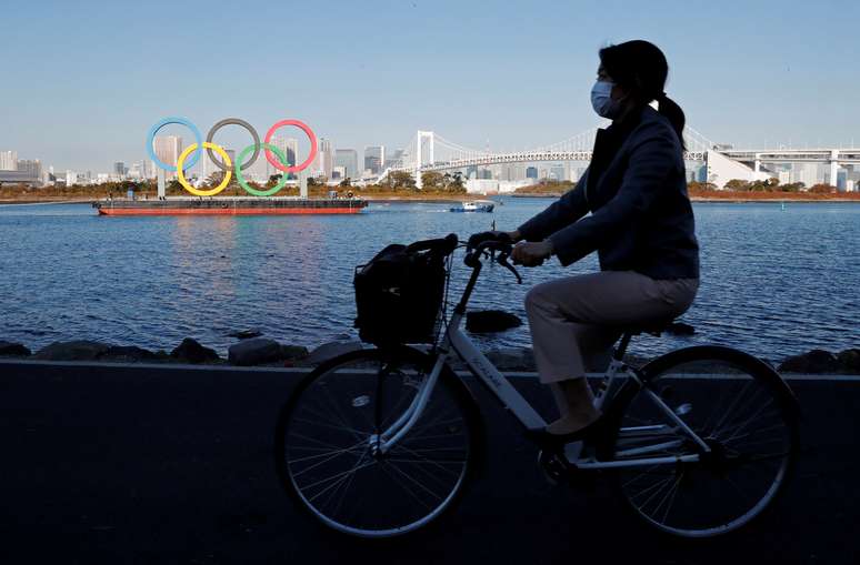 Ciclista passa pelos anéis olímpicos em Tóquio
01/12/2020
REUTERS/Kim Kyung-Hoon