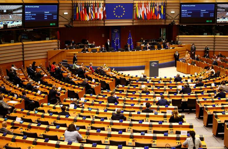 Membros do Parlamento Europeu são vistos durante uma sessão plenária sobre uma nova proposta de Orçamento conjunto da UE para 2021-27 e um Instrumento de Recuperação para impulsionar a atividade econômica no bloco, devastado pelo surto da doença de Covid-19), em Bruxelas, Bélgica, 27 de maio de 2020. REUTERS/Johanna Geron