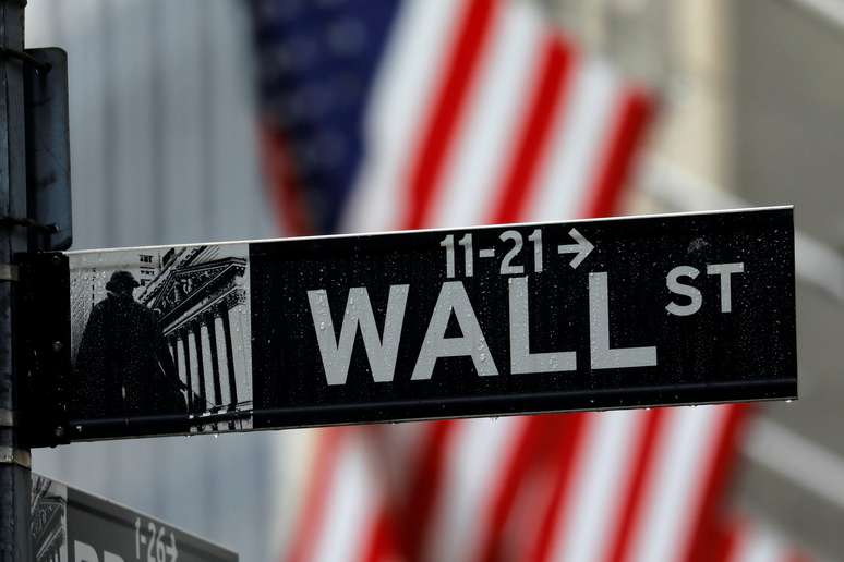 Placa de Wall Street em frente ao prédio da Bolsa de Nova York, NY, EUA
26/10/2020
REUTERS/Mike Segar