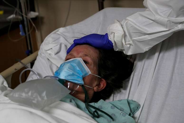 Paciente com Covid-19 é tratada em hospital em Chicago
02/12/2020
REUTERS/Shannon Stapleton