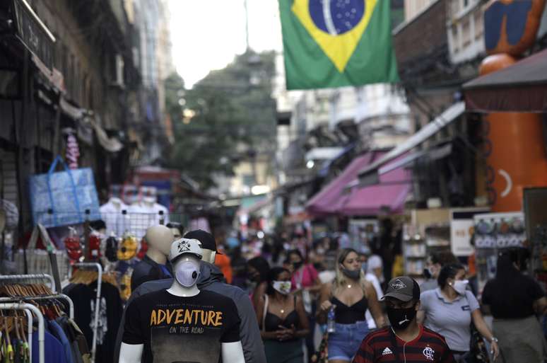 Pessoas caminham em rua de comércio popular no Rio de Janeiro
11/08/2020
REUTERS/Ricardo Moraes