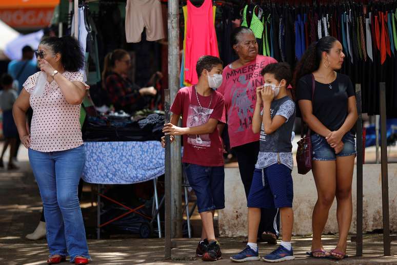 Pessoas em mercado de rua em Ceilândia (DF) durante a pandemia de coronavírus 
17/03/2020
REUTERS/Adriano Machado