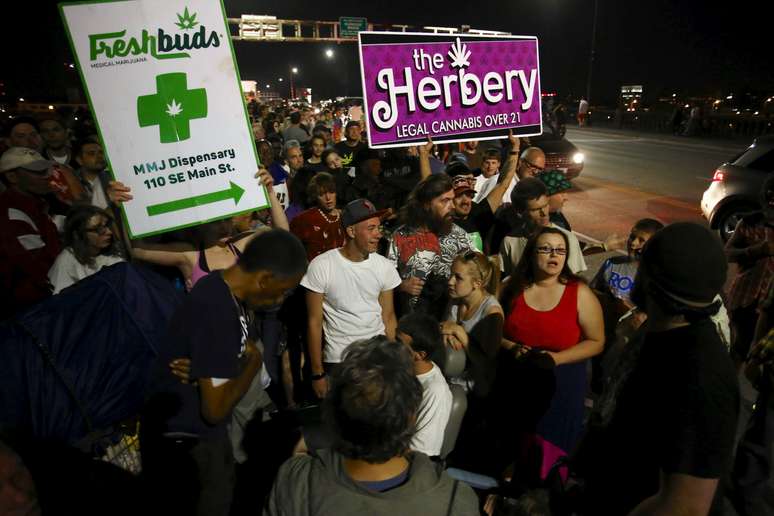 Defensores da maconha comemoram legalização do uso recreativo no Oregon
01/07/2015
REUTERS/Steve Dipaola