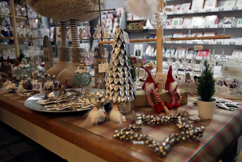 Vista de decoração de Natal em uma loja na Grã-Bretanh. 19/11/2020. REUTERS/Molly Darlington
