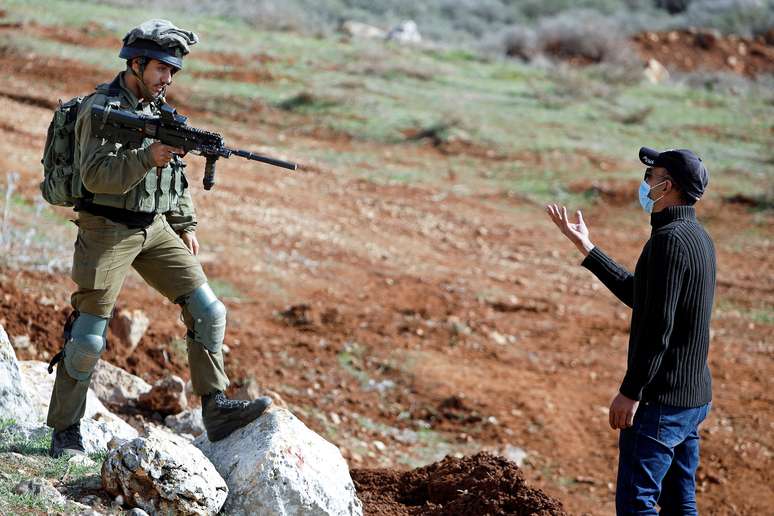 Manifestante palestino se coloca diante de soldado israelense durante protestos contra assentamentos na Cisjordânia
04/12/2020
REUTERS/Raneen Sawafta
