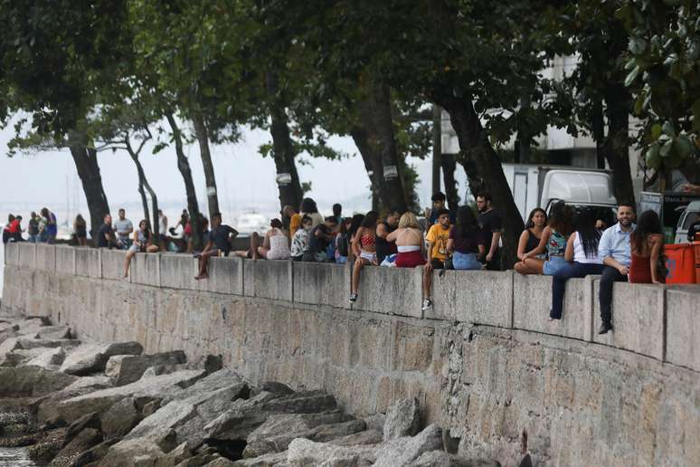 Pessoas reunidas perto de bares na Mureta da Urca, Rio de Janeiro, em meio a aumento de casos de Covid-19
 1/12/ 2020  REUTERS/Pilar Olivares