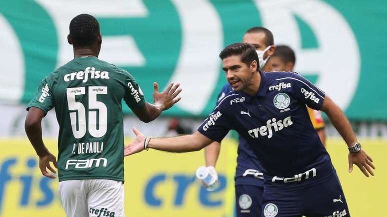 Patrick de Paula celebra gol com o técnico Abel Ferreira (Foto: Cesar Greco/Palmeiras)