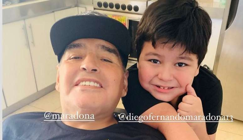 Diego Maradona ao lado de seu filho mais novo, Diego Fernando (Foto: Reprodução/ Instagram)