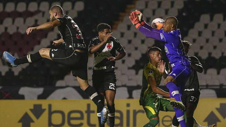 Vasco entrou em campo sob pressão, e com mudanças na equipe (BRUNA PRADO / POOL / AFP)