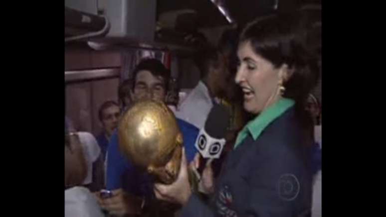 Fátima com o troféu da Copa de 2002 (Foto: Reprodução/Globo)