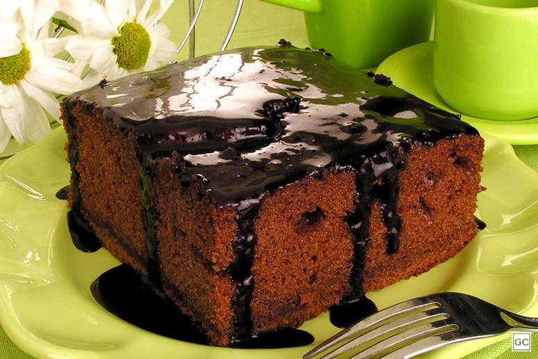 Visão  Receita de bolo de chocolate e ovos com calda de