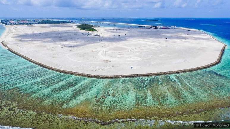 A ilha artificial de Hulhumalé foi construída usando milhões de metros cúbicos de areia bombeada do fundo do mar